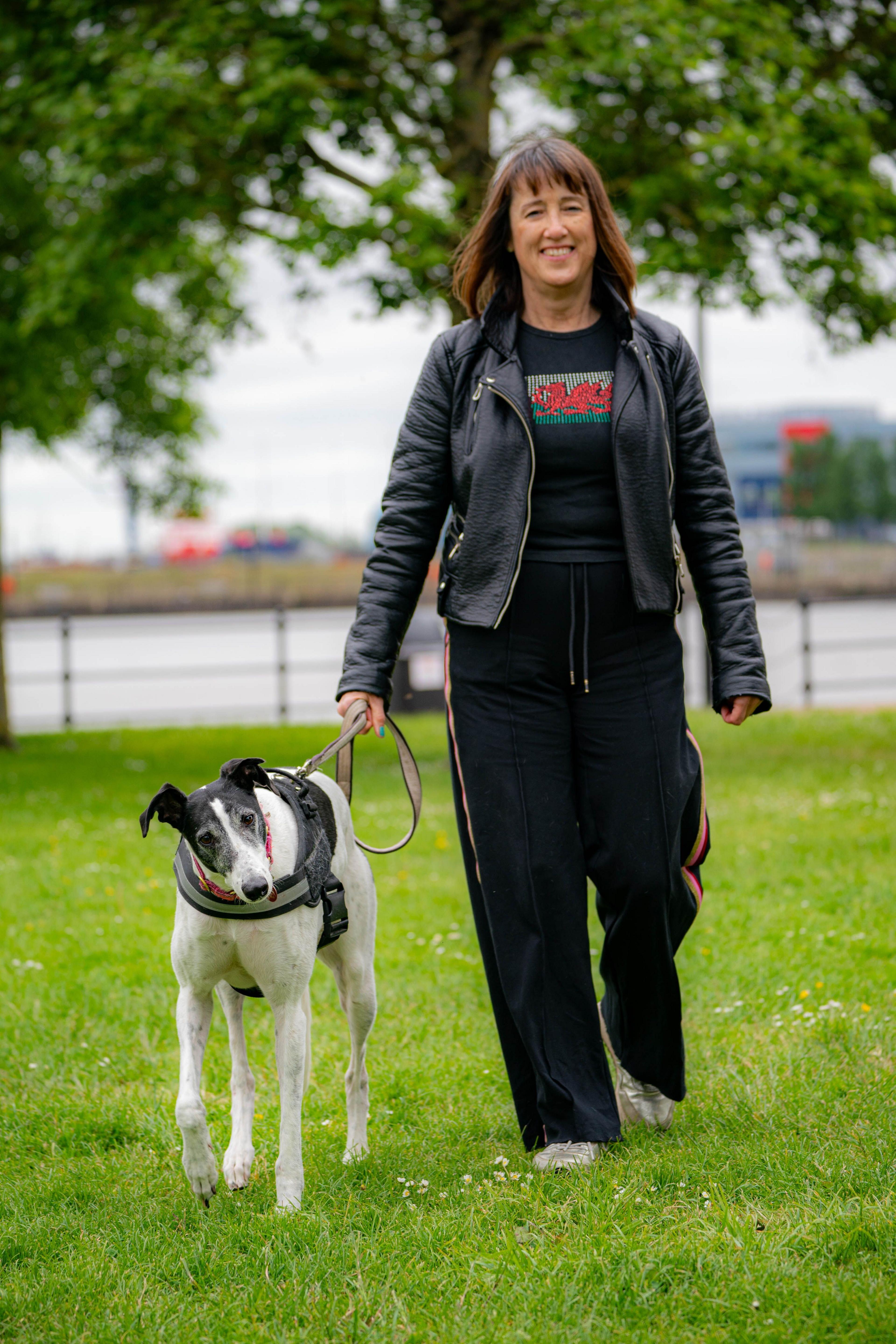 Jane Dodds a'i ffrind ffyddlon Wanda 