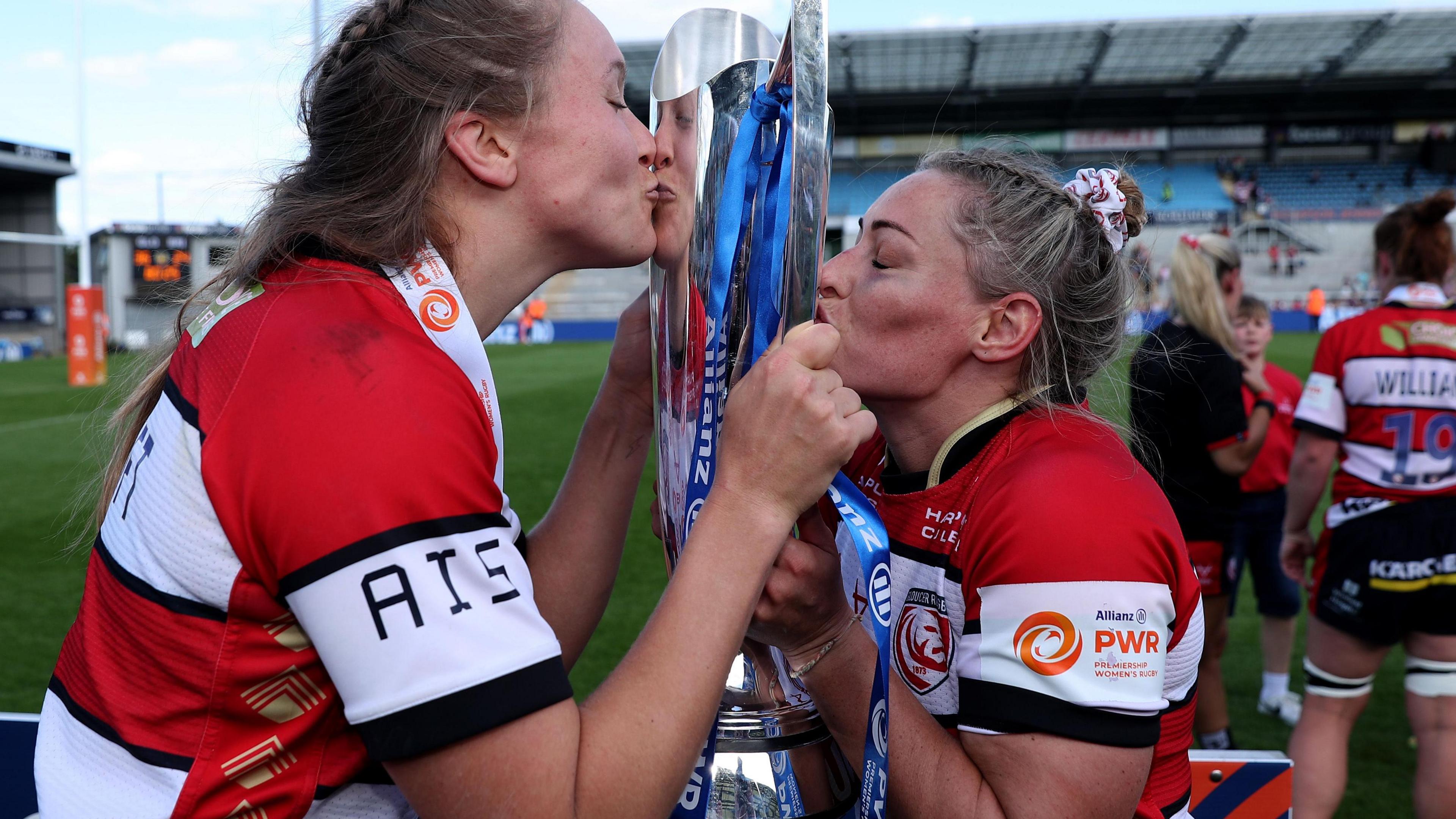 Zoe Aldcroft and Natasha Hunt of Gloucester-Hartpury with the PWR trophy