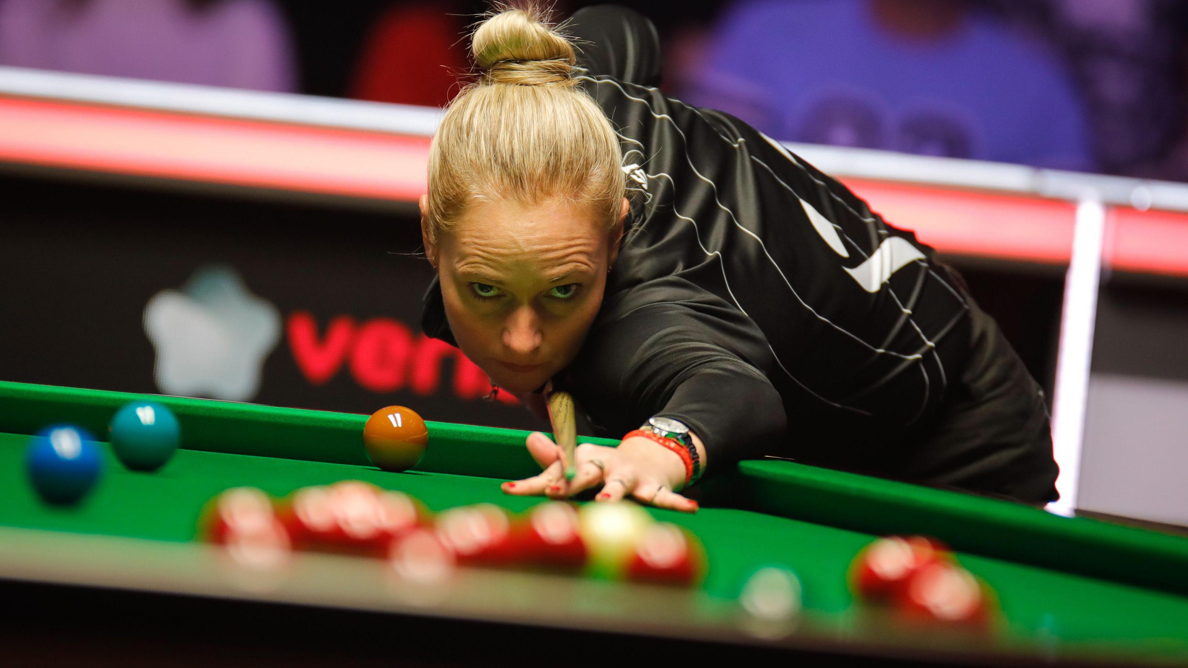 Reanne Evans eyes up a tricky pot