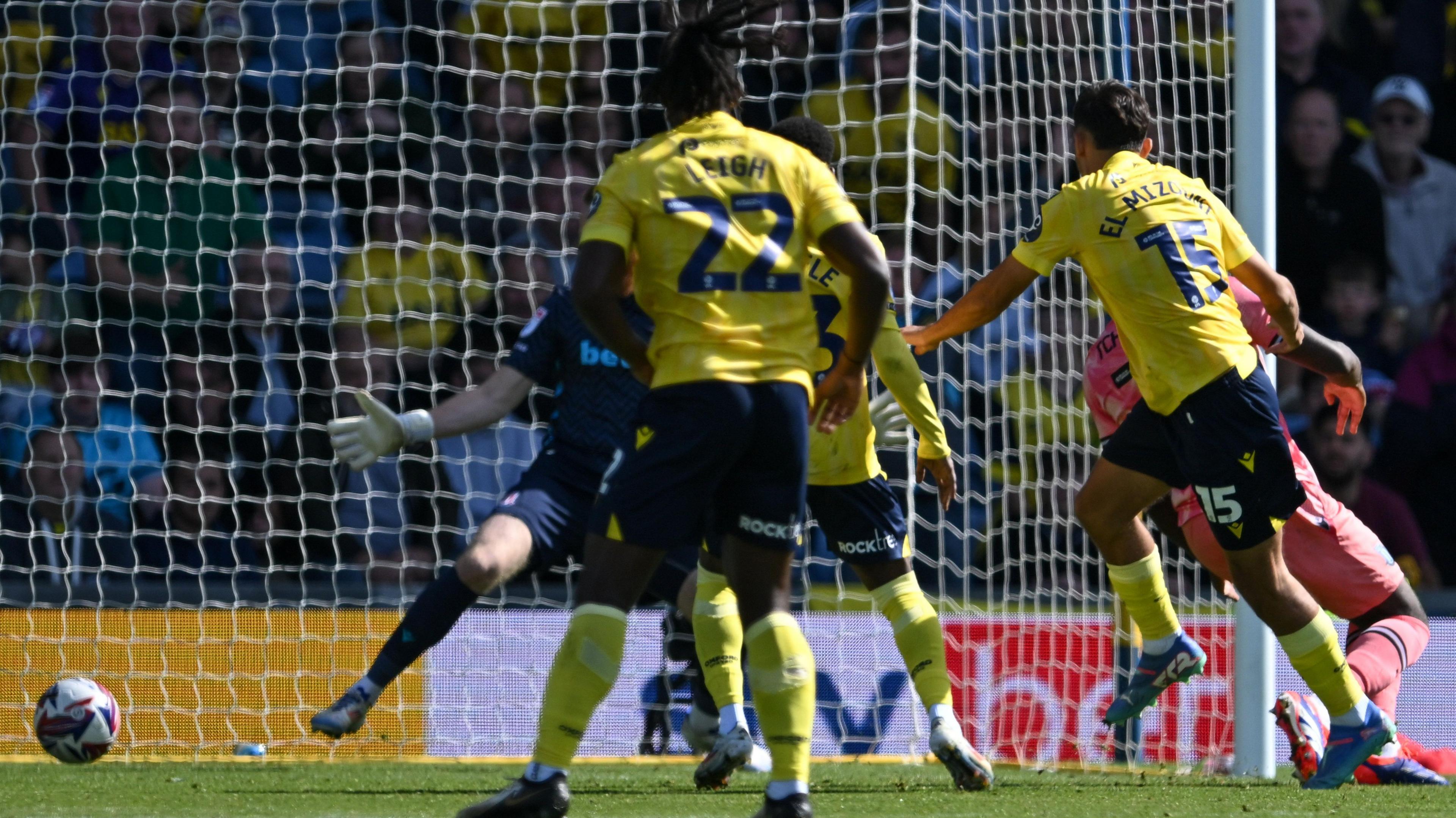 Idris El Mizouni scores for Oxford United