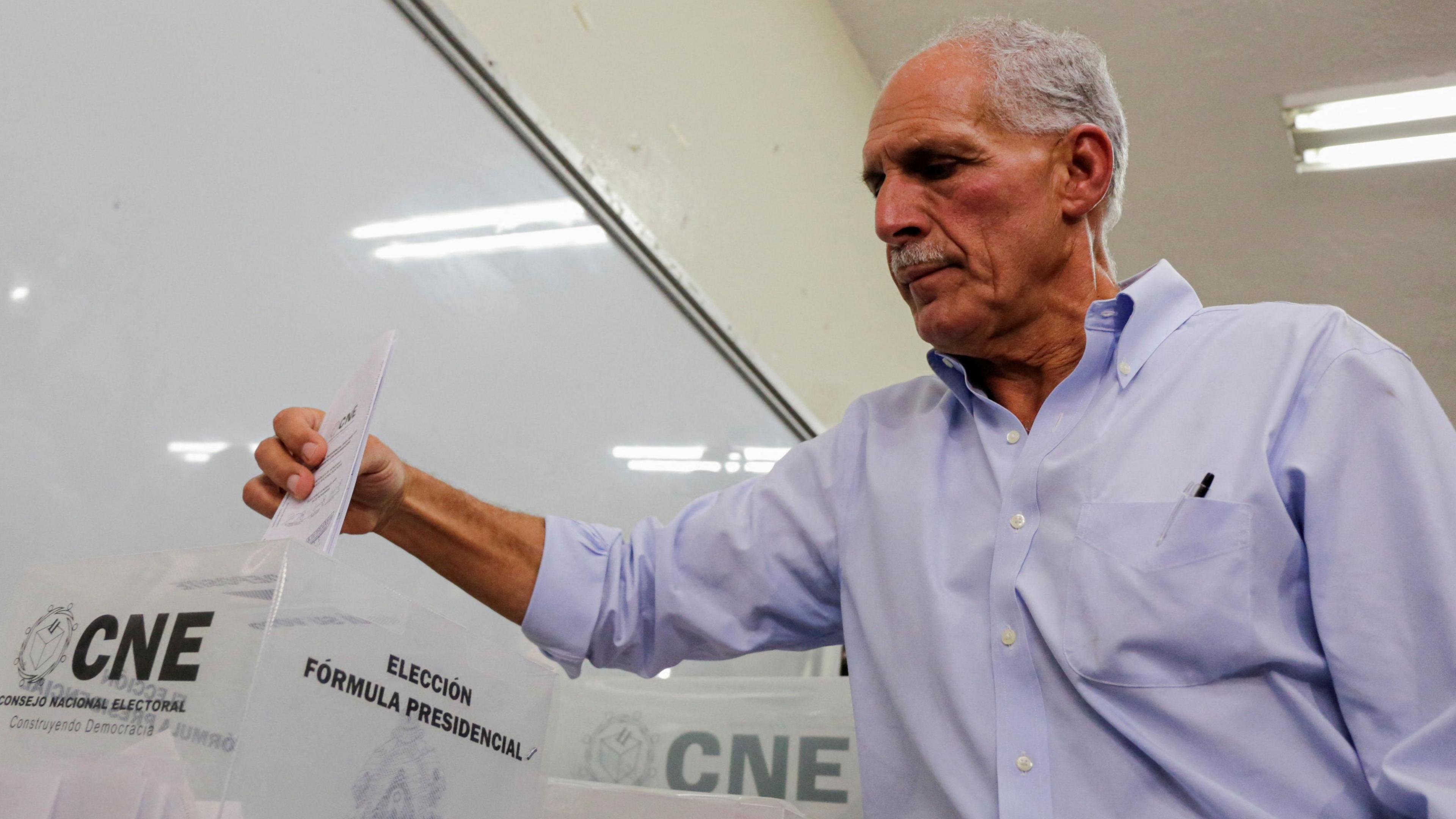 Candidate Nasry Asfura of the National Party of Honduras casts his vote during the general election in Tegucigalpa, Honduras