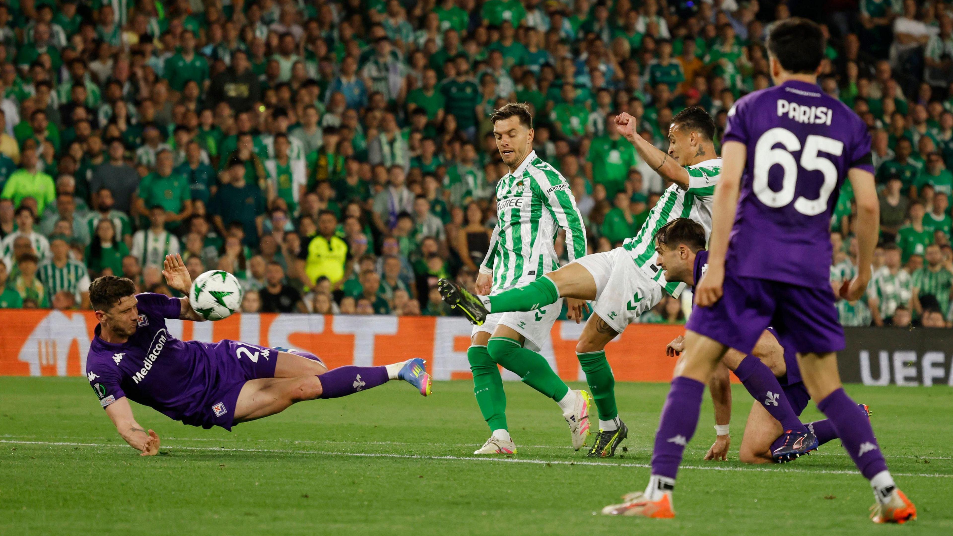 Antony scores a goal for Real Betis against Fiorentina