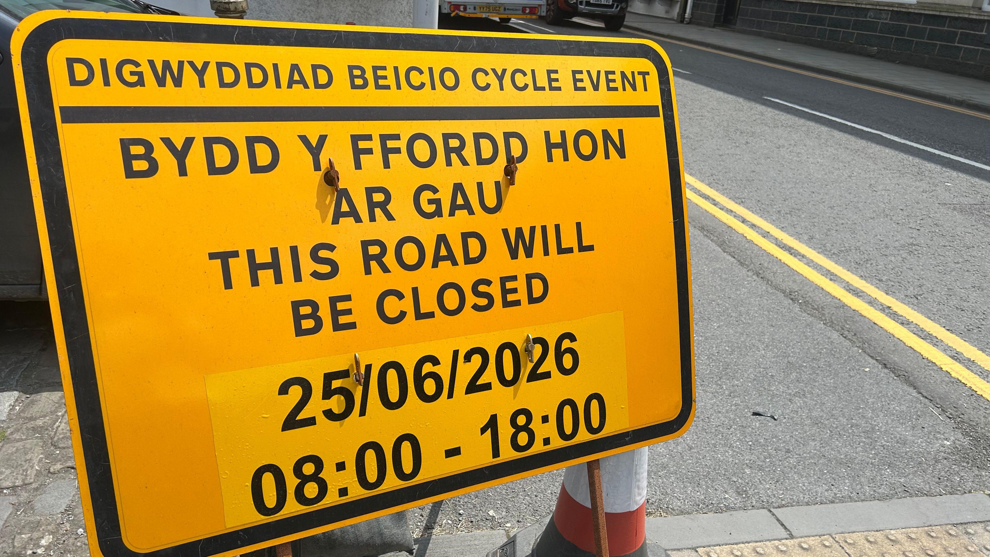 Arwydd ffordd ar gau 