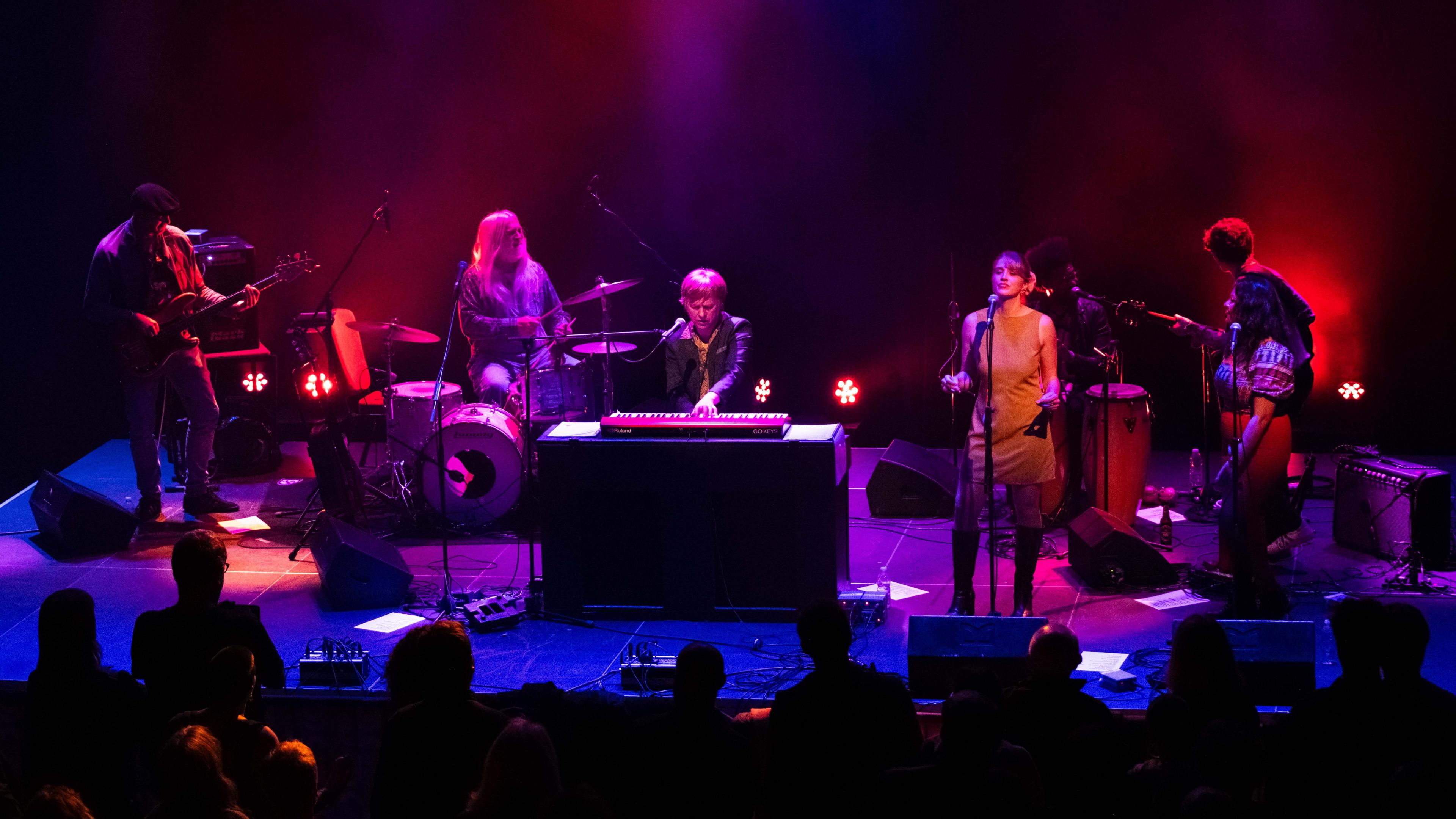 Carwyn Ellis & Rio 18 yn mewn gig 