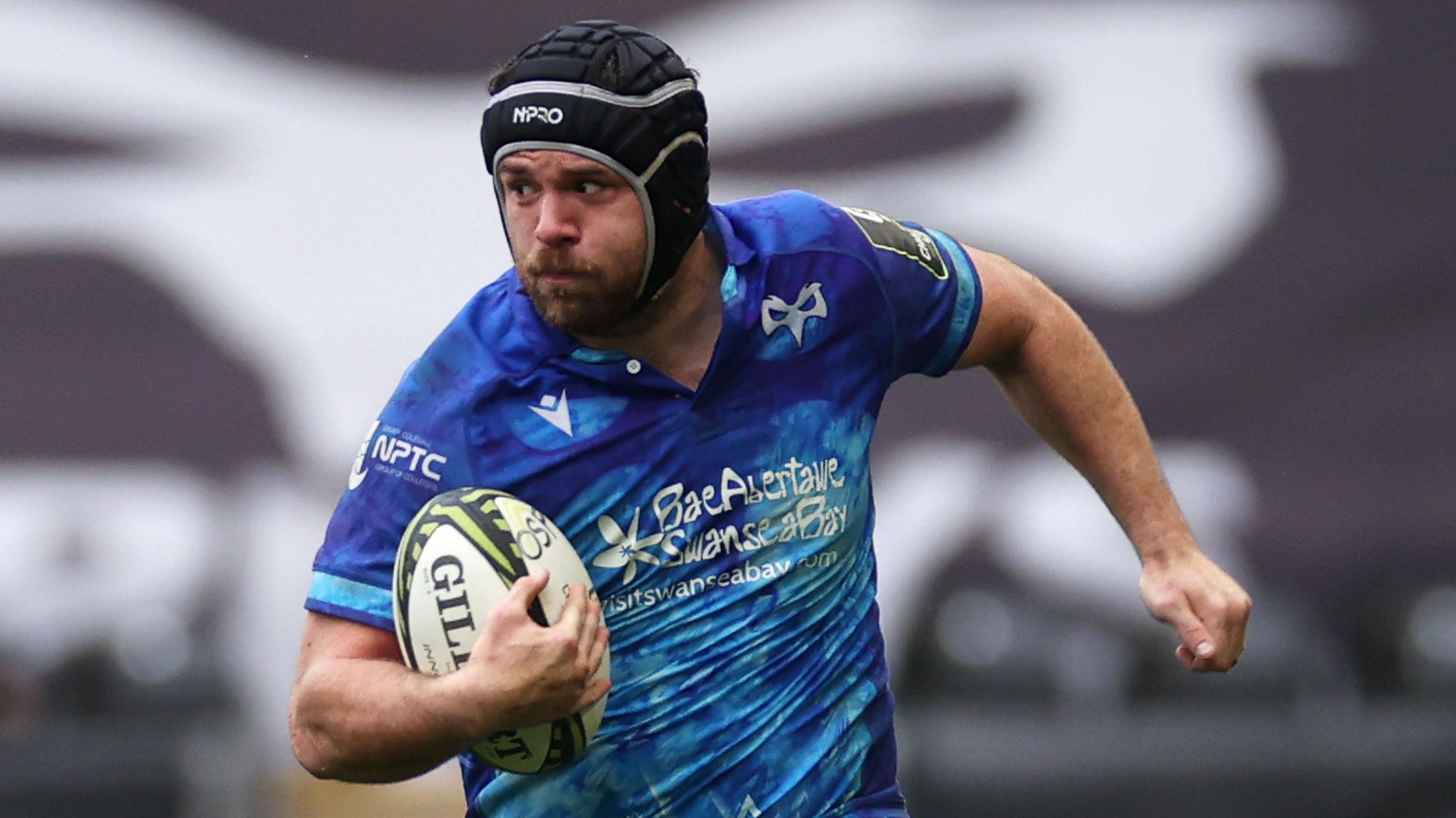 Morgan Morris carrying a rugby ball
