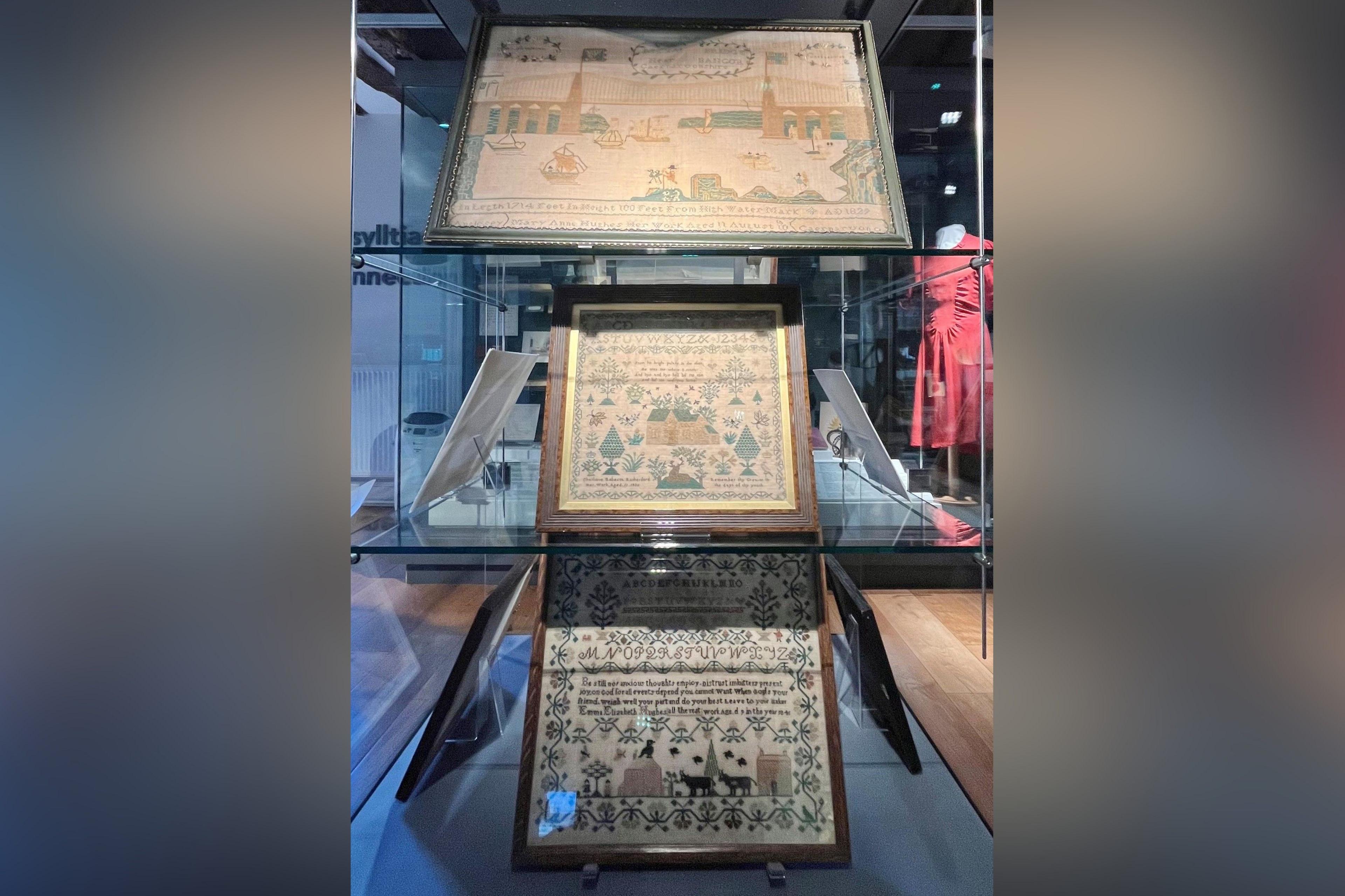 Sampler Mary Anne Hughes sydd i'w weld ar lawr gwaelod Storiel, Bangor