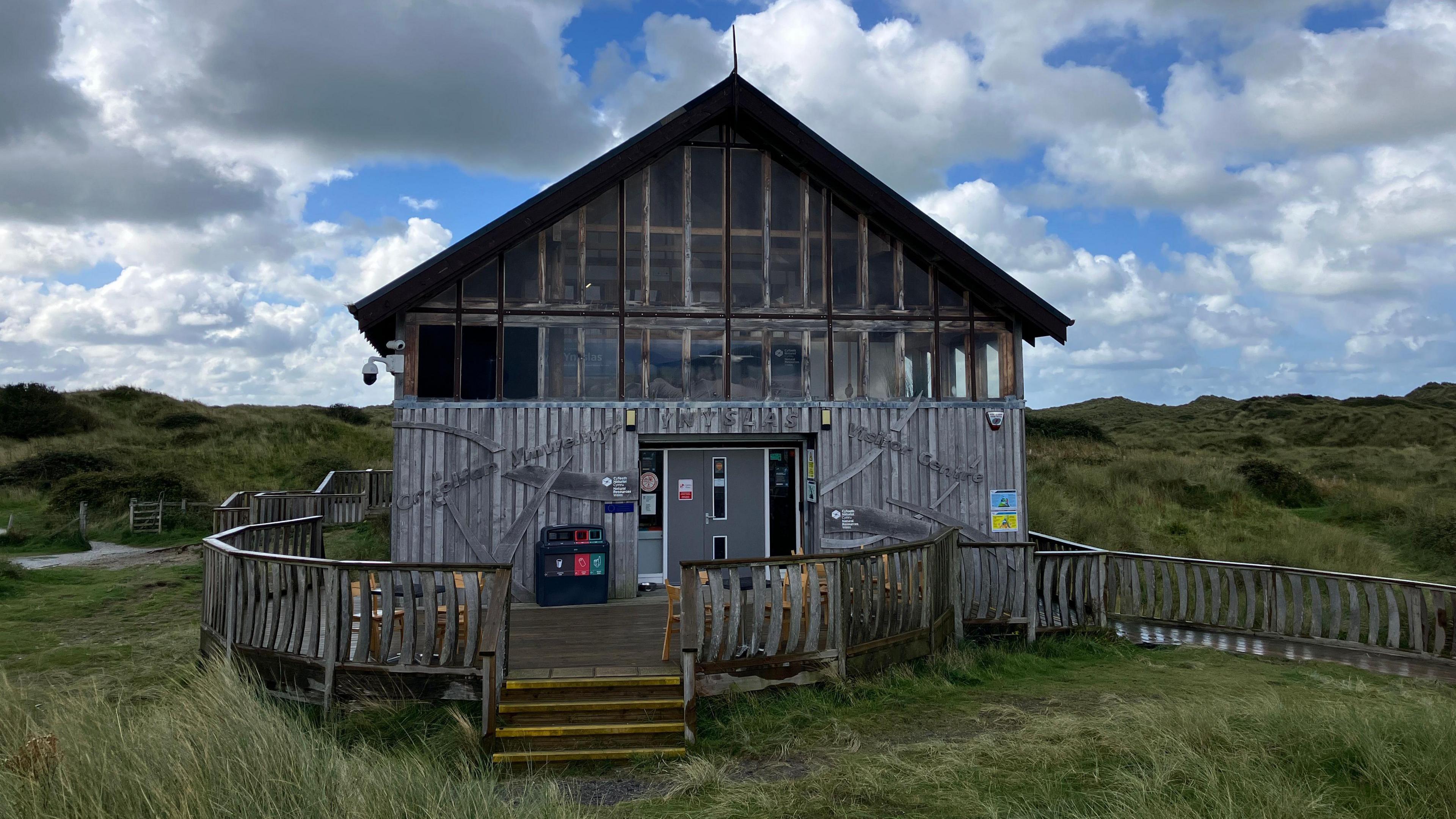 llun o ganolfan ymwelwyr Ynyslas