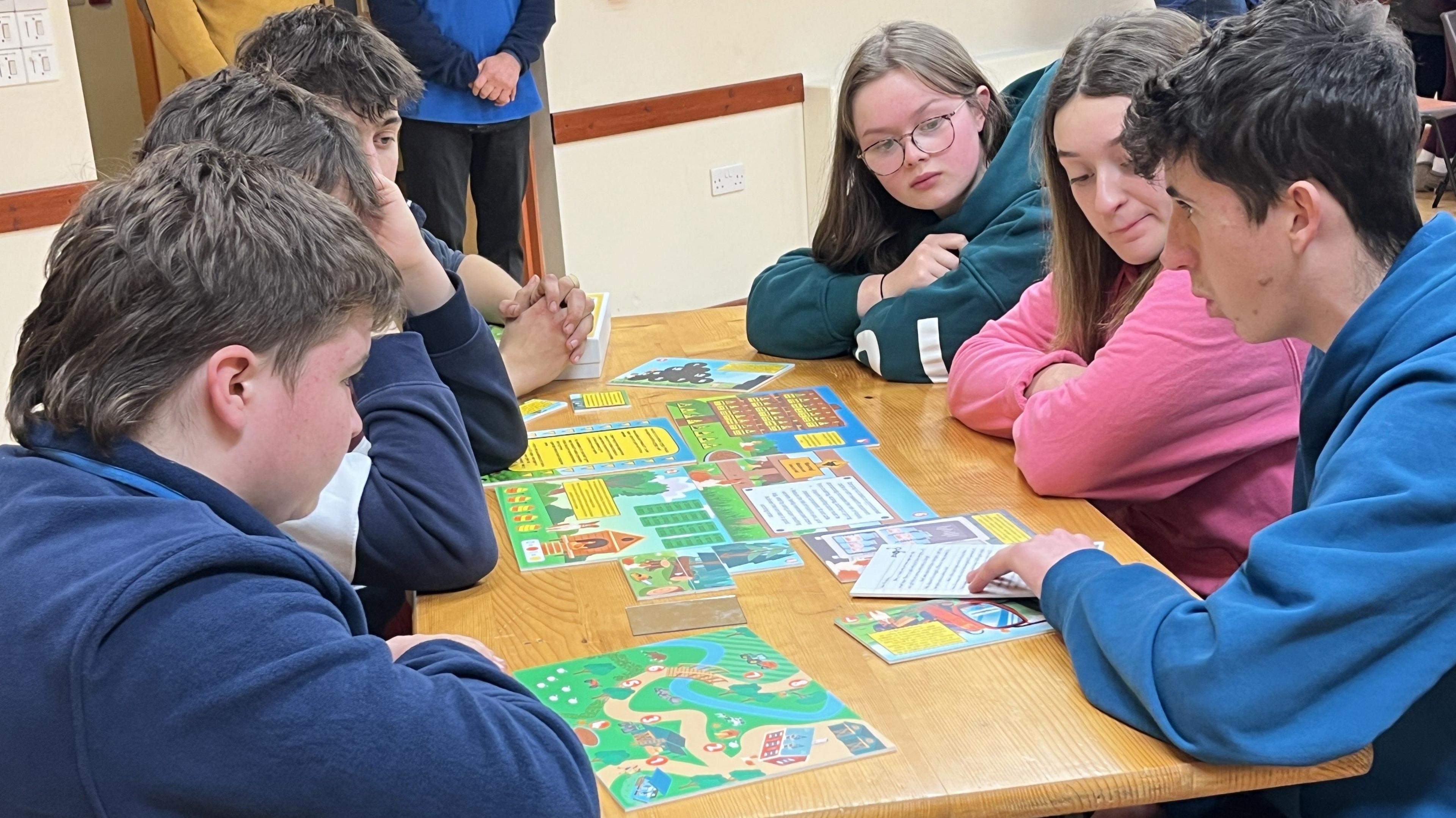 Pobl ifanc yn chwarae'r gêm