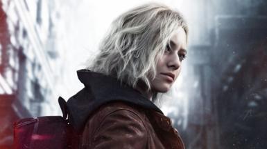 An in-game screenshot from Resident Evil Requiem showing the protagonist Grace Ashcroft who has white-ish slightly curly hair, a brown leather jacket and a red rucksack.