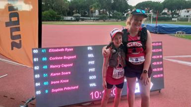 Awel gyda'i chyfneither Sophie ar ôl gorffen y ras