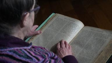 Mòrag Rothach a' leughadh an leabhair