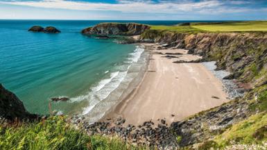 Traeth yn sir benfro