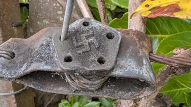 Swastika air feansa ann an Inbhir Pheofharain