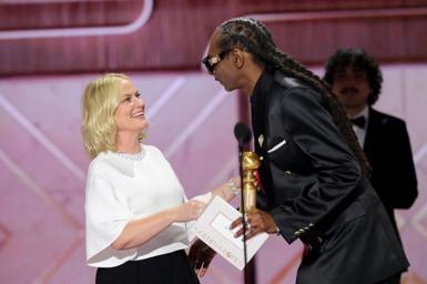 Amy Poehler and Snoop Dogg take the stage at the Golden Globe Awards