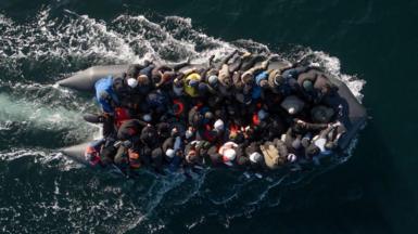 An inflatable dinghy carrying around 65 migrants crosses the English Channel on 6 March 2024 in the English Channel. 