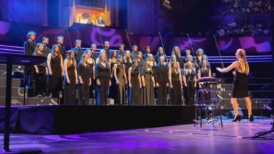 Anna Lapwood directs her choir from Pembroke College