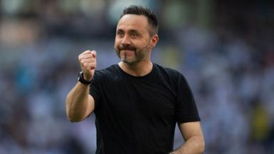 Roberto de Zerbi punches the air