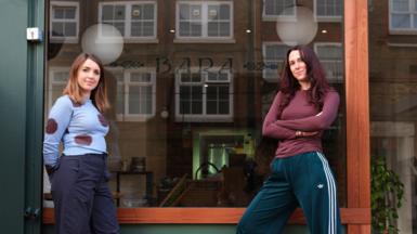 Cecily a Zoë tu allan i Bara