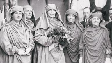 Brenhines Maria yn cael ei hurddo