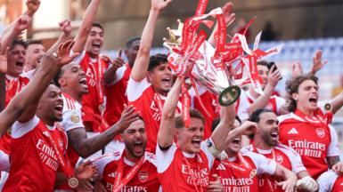 Arsenal players celebrate