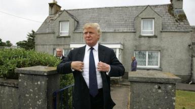 Dòmhnall Trump aig seann dachaigh a mhàthar ann an Àird Thunga an Leòdhas