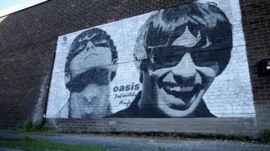 Murlun o Noel a Liam Gallagher