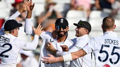 England celebrate wicket against New Zealand