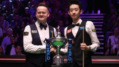Shaun Murphy & Wu Yize pose with the trophy