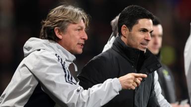 Mikel Arteta and Gabriel Heinze on the touchline