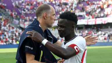 Bukayo Saka with England manager Thomas Tuchel