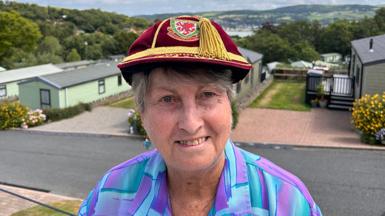 Mai Griffiths gyda cap Cymru