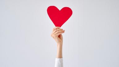 Llaw yn gafael ar galon