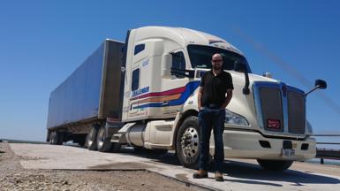 Cefyn Davies o flaen lori enfawr