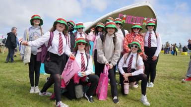 Criw o ffrindiau gyda hetiau haul yr Urdd