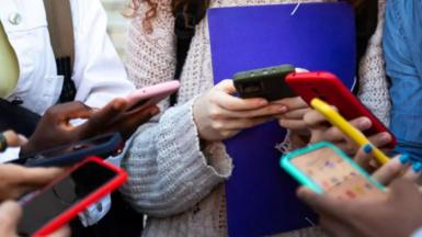 Mae pobl ifanc yn treulio cyfartaledd o chwe awr y dydd ar-lein