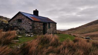 Am antur hynod wyllt mae bwthyn Dulyn yn cynnig cysgod ar lethrau'r Carneddau. Mae'r adeilad yma yn dyddio 'nôl i 1880 pan adeiladwyd argae cyfagos

