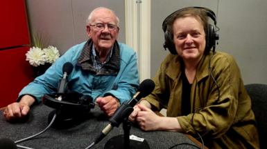 Wil Macintyre Hughes a'r bardd Karen Owen yn sgwrsio am Drychineb Cwm Silyn ar Dros Ginio