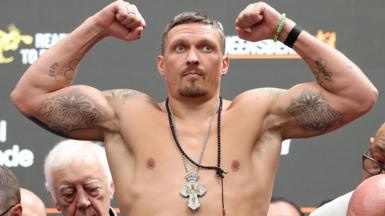 Oleksandr Usyk flexing his biceps