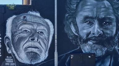 Murlun i Meyrick Sheen, fu farw yn gynharach eleni, a'i fab Michael Sheen