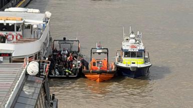 A rescue boat and an Met Police boat next to each other in the Thames. 