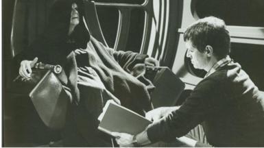 Richard Marquand gyda yr 'Emperor' wrth gyfarwyddo Return of the Jedi