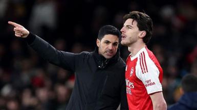 Mikel Arteta speaks to Declan Rice during a match