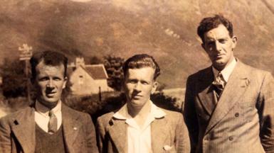 An triùir air ais ann am Baile a' Chaolais. Sandy, Ginger is Uilleam Kemp. 