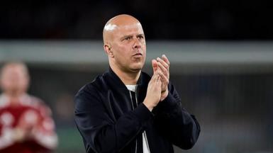 Arne Slot applauds fans