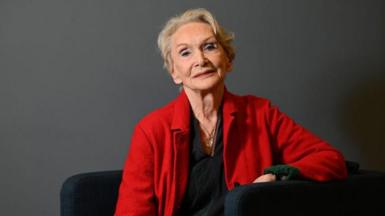 Siân Phillips mewn dangosiad o I, Claudius yn 2022