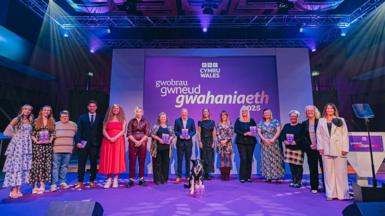 enillwyr ar y llwyfan