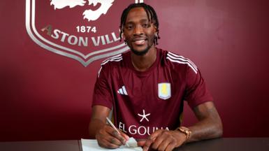 Tammy Abraham signs his contract at Aston Villa 