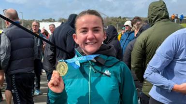 Ariannell yn gwisgo ei medal She Ultra