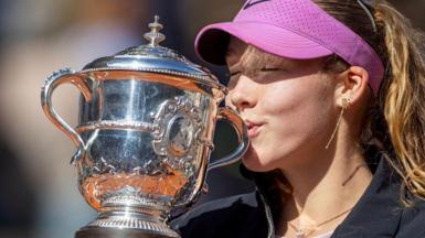 Mirra Andreeva kisses the French Open trophy