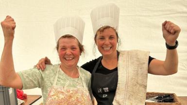 Eleri yn ei gwaith gyda un o'i chydweithwyr